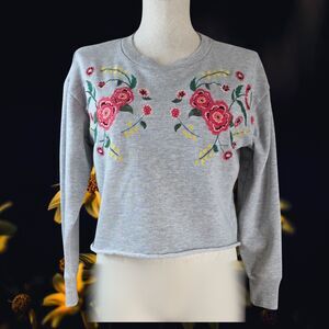 Urbanology Gray Embroidered Floral Cropped Crop Sweatshirt Size Medium Boho Fun